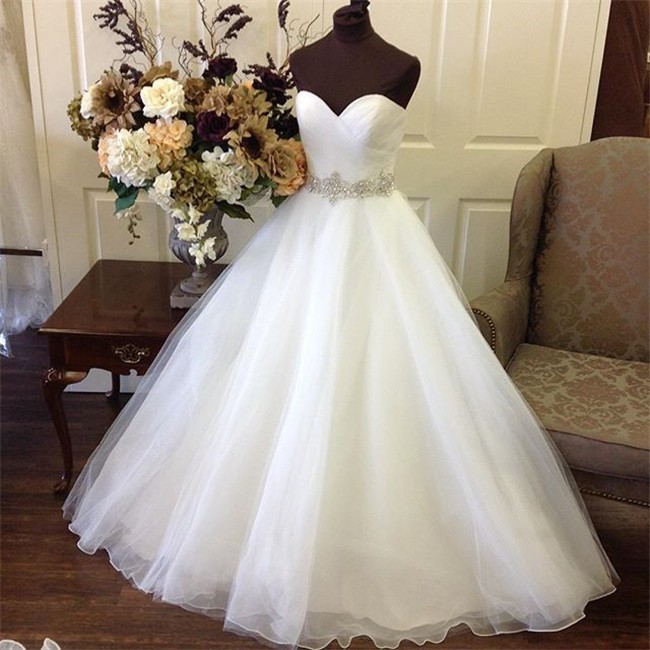 Simple Ball Gown Strapless Sweetheart Tulle Wedding Dress